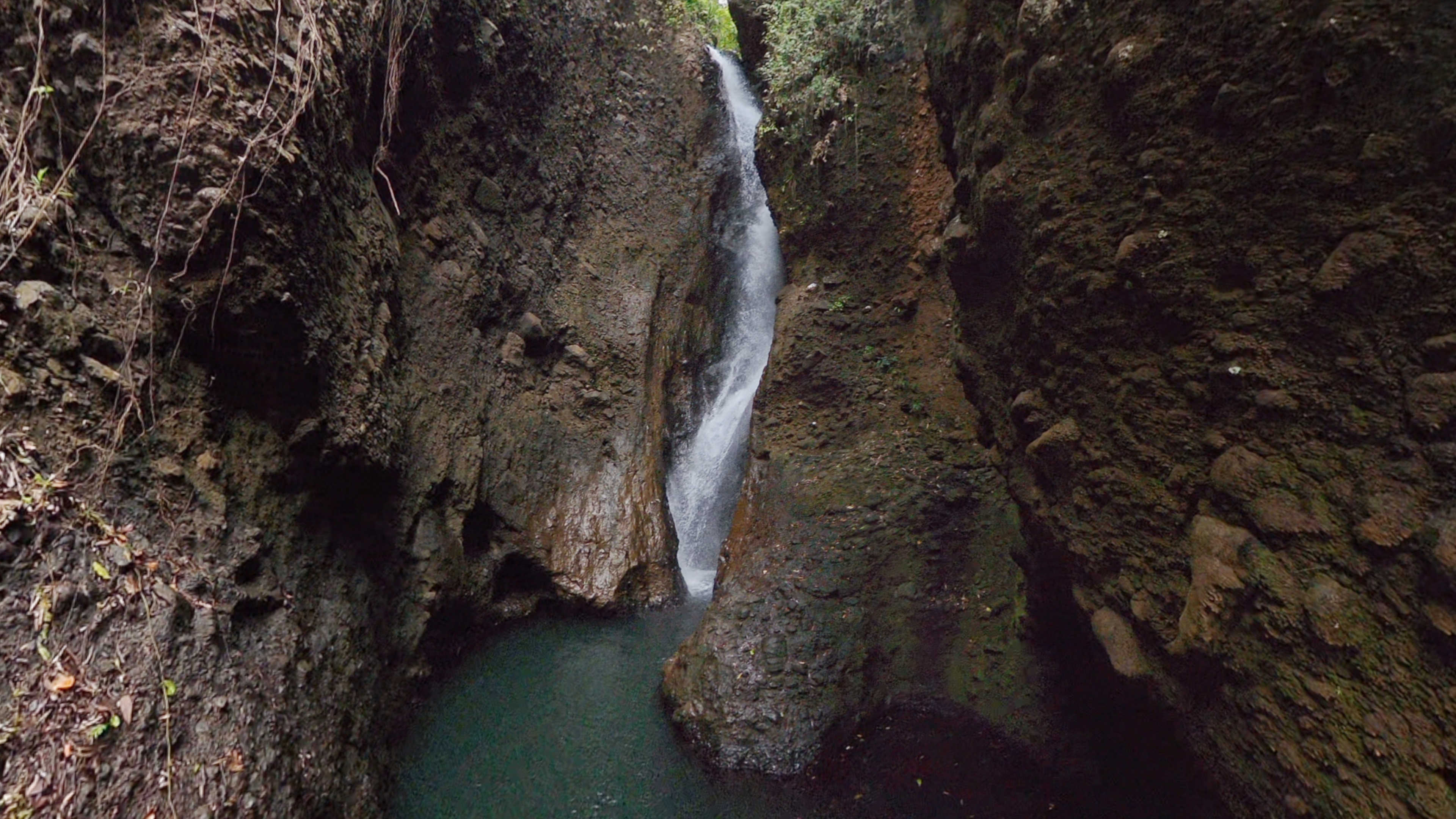 360° The Maroroya waterfall cutting through dense jungle